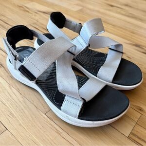 Clarks Mira Sun Flat White Sandal Sz 7 (37.5) EXCELLENT